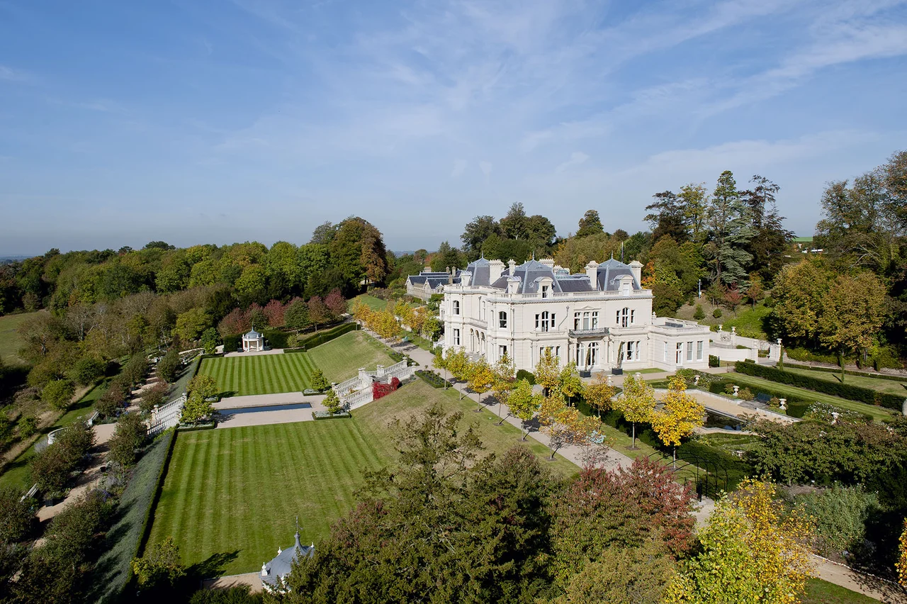 Steve Stephens photograph of a pale country house, formal lawns and gardens, featured on the archive homepage